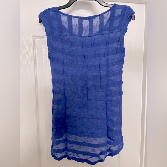 Chloe K boutique sleeveless scoop neck tee top size Medium- azure blue - Picture 4 of 6